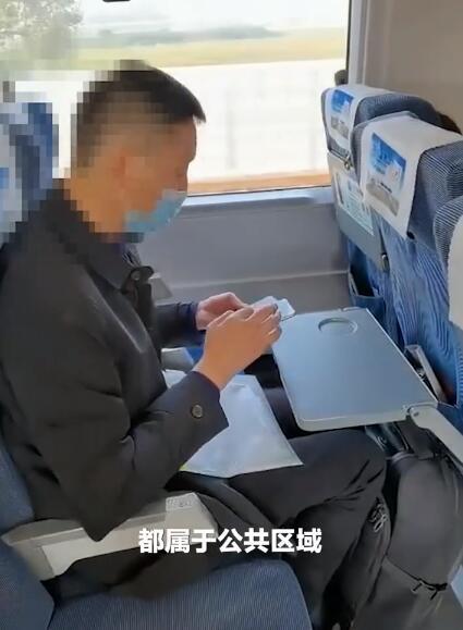 男子高铁光脚放座位 女子劝阻被打 男子高铁光脚放座位 女子劝阻被打