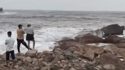 两中国公民被海浪卷走致1死1失踪
