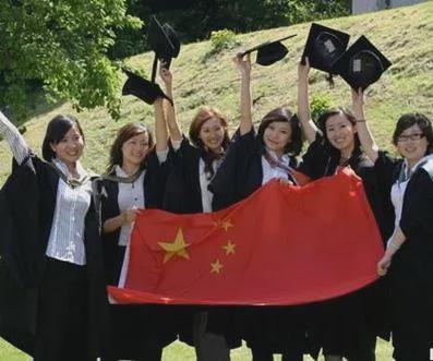 留学生沿路追着解放军齐喊中国万岁 留学生沿路追着解放军齐喊中国万岁