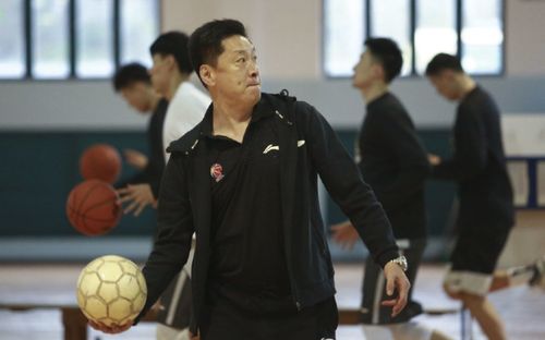 浙江广厦球迷掌掴北京队工作人员(浙江广厦球迷暴力事件，掌掴北京队工作人员的背后)