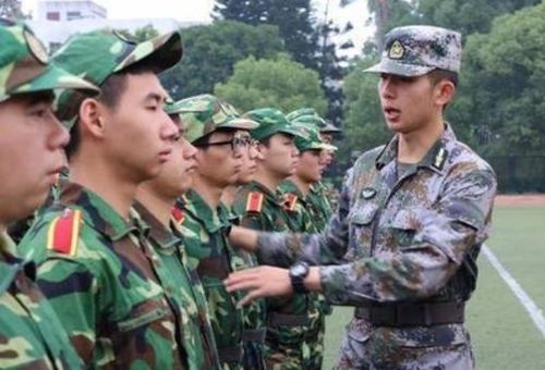 300万人选出最丑军训服 新生:天塌了(军训新风尚，300万人评选最丑军训服，新生的挑战与自我认知)