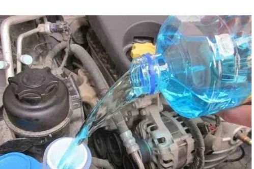 汽车玻璃水能加多少瓶水(汽车玻璃水的正确加水方法及数量探讨) 汽车玻璃水能加多少瓶水(汽车玻璃水的正确加水方法及数量探讨)
