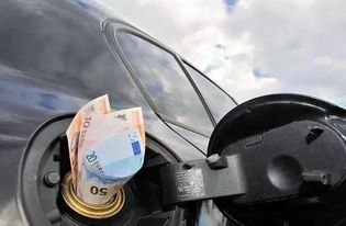 汽车一次加多少伤车(汽车一次加多少伤车,燃油添加需谨慎) 汽车一次加多少伤车(汽车一次加多少伤车,燃油添加需谨慎)