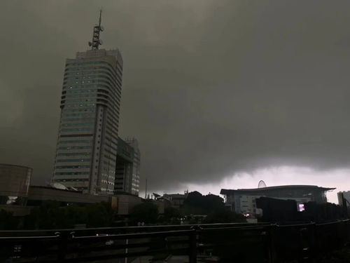 一秒天黑 济南突降暴雨(济南暴雨,一秒天黑,城市中的壮丽画卷) 一秒天黑 济南突降暴雨(济南暴雨,一秒天黑,城市中的壮丽画卷)