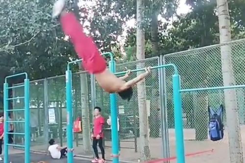 男子用免打孔单杠倒立锻炼摔成脑疝 男子用免打孔单杠倒立锻炼摔成脑疝